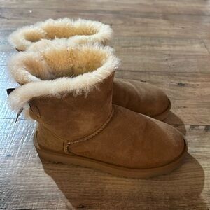 Excellent Condition!! UGG Mini Bailey Bow boots